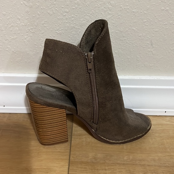 Grey Heels with Zippers Size 6 (MAKE AN OFFER) - Picture 4 of 4